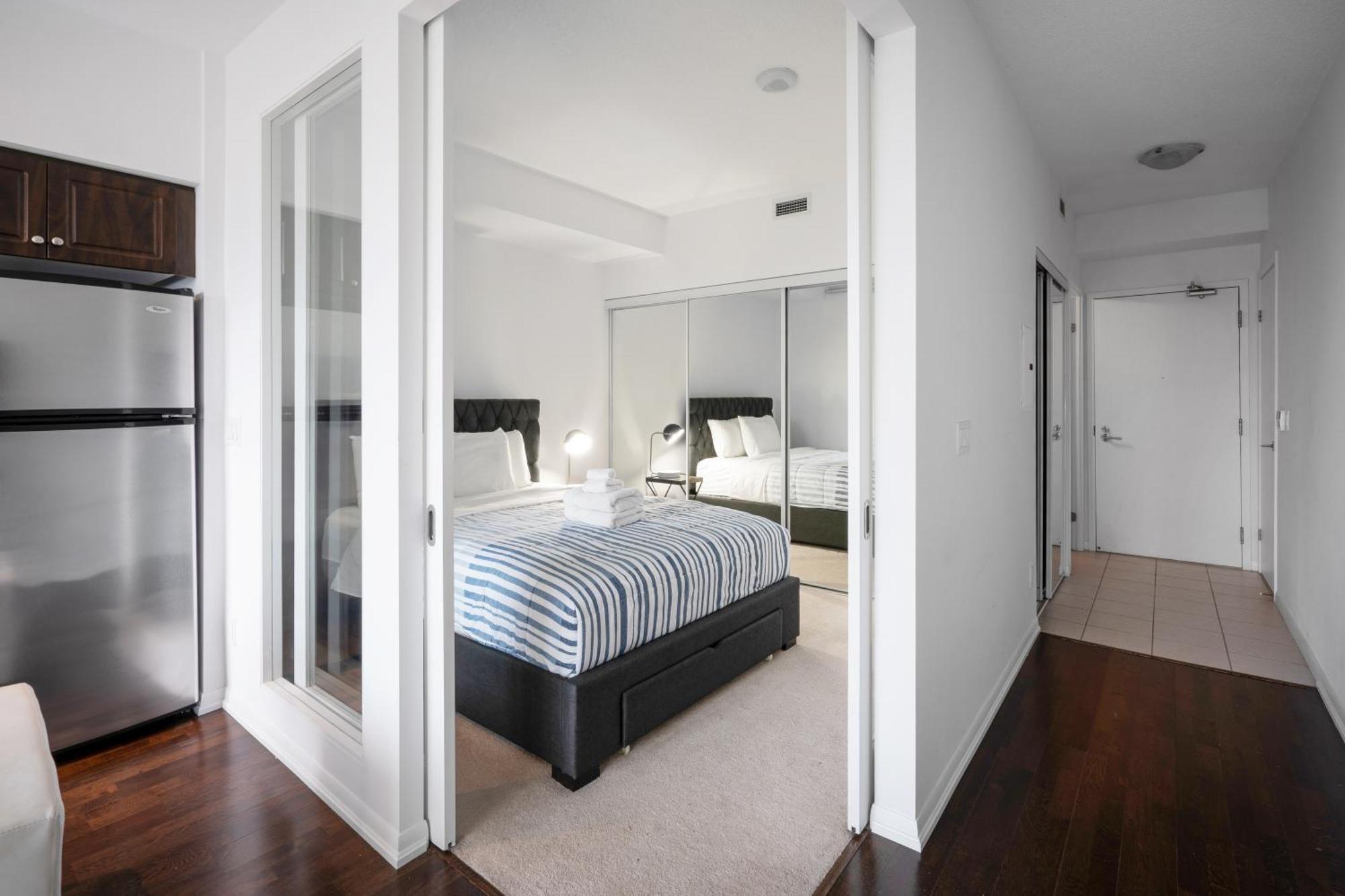 Downtown Toronto 1 Bdrm Condo With Parking And Views Екстер'єр фото