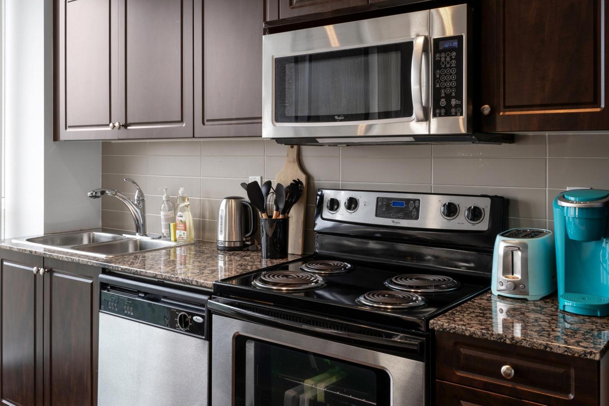 Downtown Toronto 1 Bdrm Condo With Parking And Views Екстер'єр фото