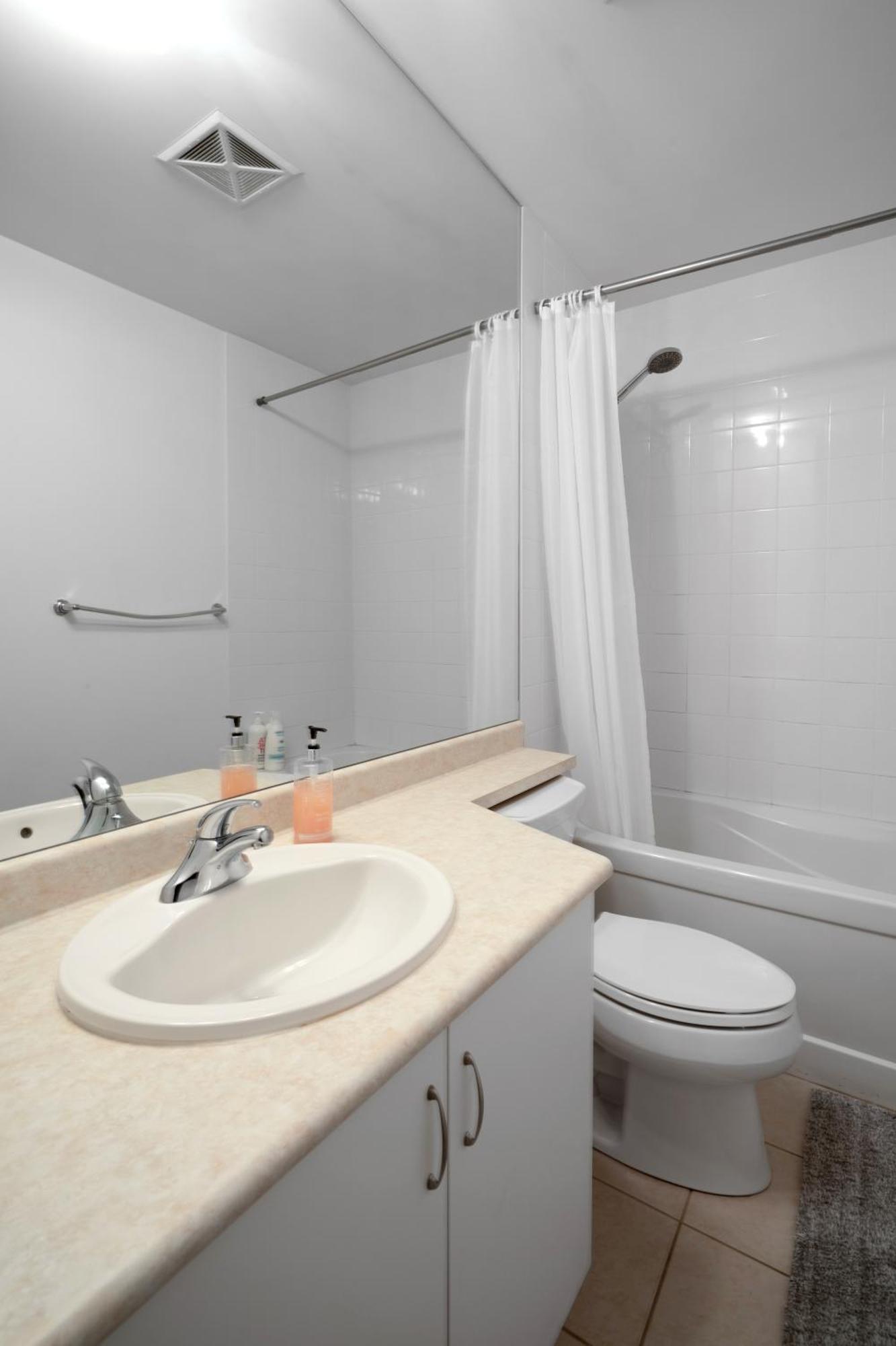 Downtown Toronto 1 Bdrm Condo With Parking And Views Екстер'єр фото