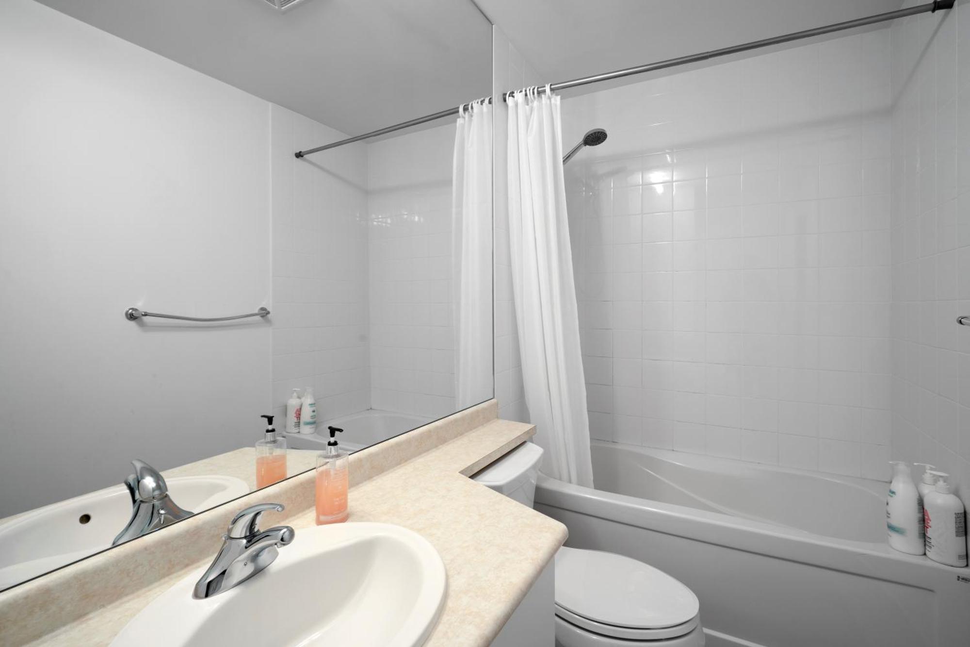 Downtown Toronto 1 Bdrm Condo With Parking And Views Екстер'єр фото