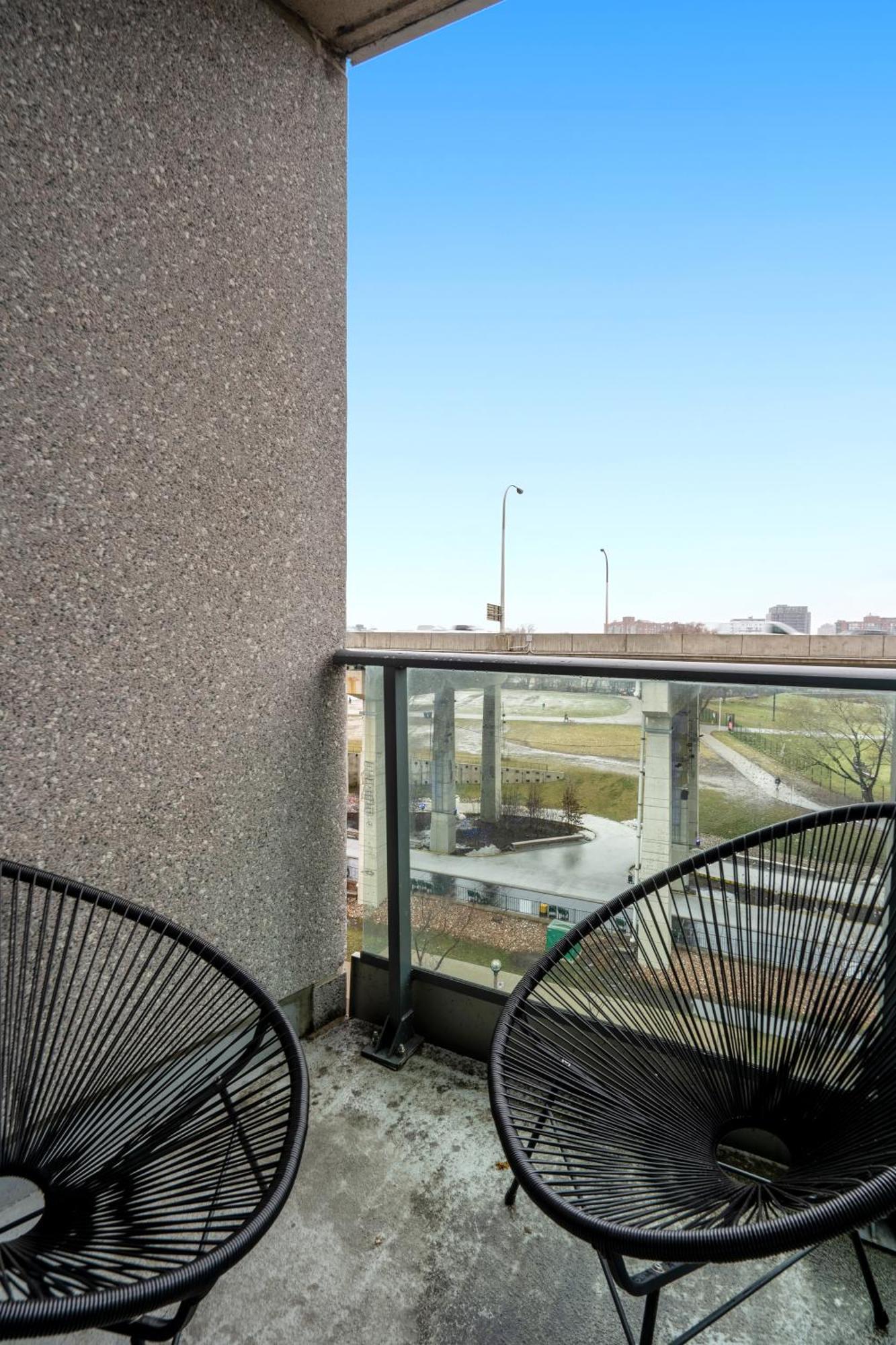 Downtown Toronto 1 Bdrm Condo With Parking And Views Екстер'єр фото