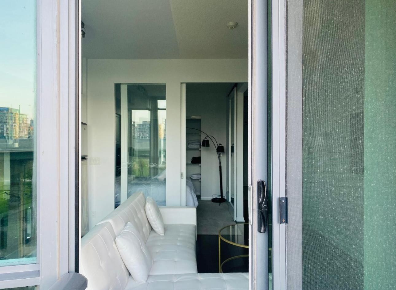 Downtown Toronto 1 Bdrm Condo With Parking And Views Екстер'єр фото